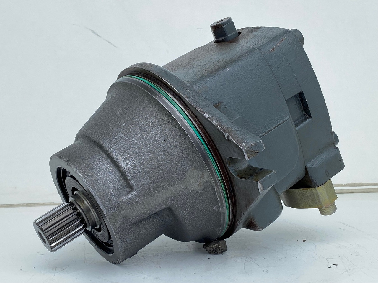 Liebherr Hydraulikeinbaumotor FMF090, ID-Nr.10120382 - ID-Nr.9273168 - ID-Nr.9074075. A900, A944, LH60, E942, EP944, ER944, LOS942, LOS944, P942, P944, R934 TR, R940, R942, R944, R946, R950. #17868 - Hidravlični motor za Bager goseničar: slika 2 Liebherr Hydraulikeinbaumotor FMF090, ID-Nr.10120382 - ID-Nr.9273168 - ID-Nr.9074075. A900, A944, LH60, E942, EP944, ER944, LOS942, LOS944, P942, P944, R934 TR, R940, R942, R944, R946, R950. #17868 - Hidravlični motor za Bager goseničar: slika 2