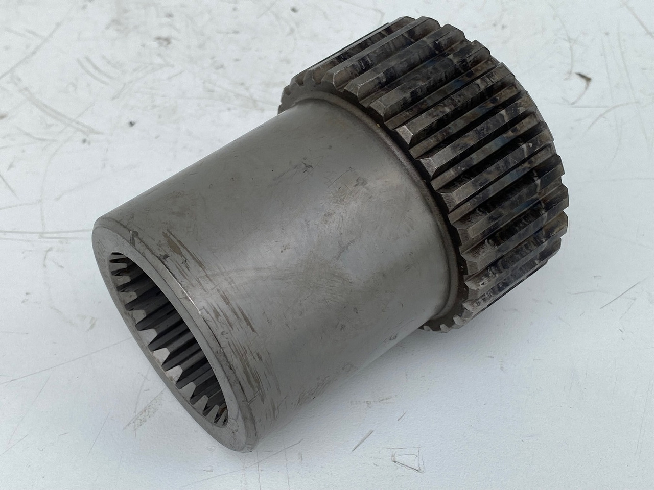 Liebherr Lamellenträger ID-Nr.9443704 - ID-Nr.944370403. FAT600, FAT600P067, FAT600P080. #LAM1005# - Bočni reduktor za Bager goseničar: slika 1 Liebherr Lamellenträger ID-Nr.9443704 - ID-Nr.944370403. FAT600, FAT600P067, FAT600P080. #LAM1005# - Bočni reduktor za Bager goseničar: slika 1