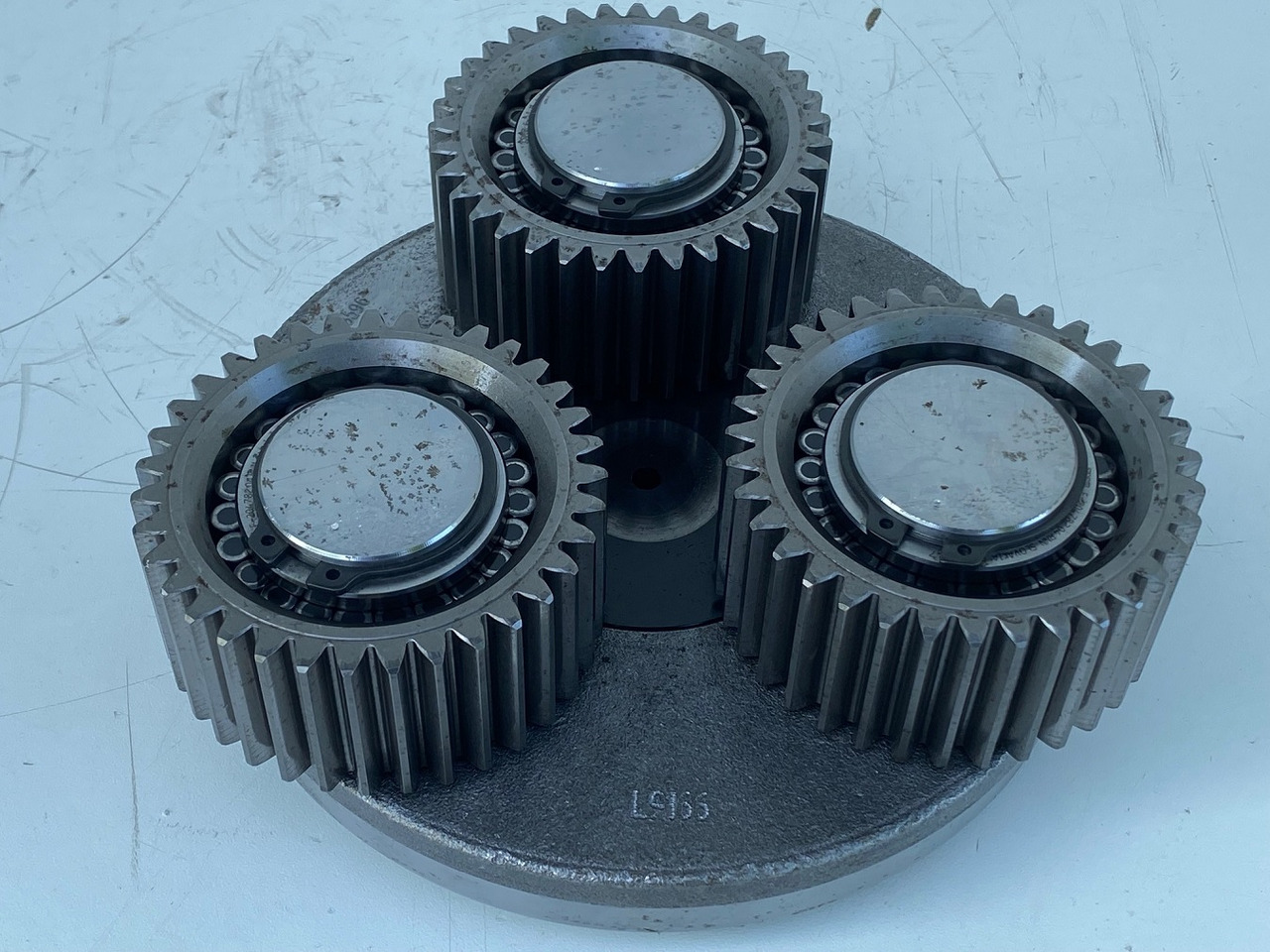 Liebherr Planetenträger ID-Nr.970559601 mit Planetenrad ID-Nr.944305703 - ID-Nr.90213986.   A900, A904, A913 COMP, A914 COMP, A914, A916 COMP, A916, A918 COMP, A918, A920, A922 RAIL, A924 RAIL, LH18, - Nihajni motor za Gradbeni stroj: slika 1 Liebherr Planetenträger ID-Nr.970559601 mit Planetenrad ID-Nr.944305703 - ID-Nr.90213986.   A900, A904, A913 COMP, A914 COMP, A914, A916 COMP, A916, A918 COMP, A918, A920, A922 RAIL, A924 RAIL, LH18, - Nihajni motor za Gradbeni stroj: slika 1