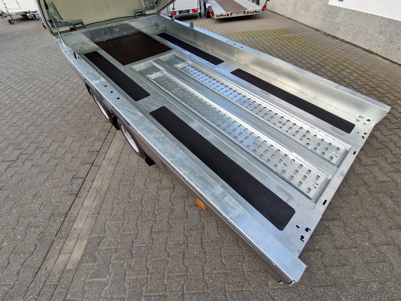 BJT Race Shuttle 2 Transporter 430x195x160cm ankippbar Winde 2600kg 100 km/H Modell 2024 - Prikolica avtotransporter: slika 3 BJT Race Shuttle 2 Transporter 430x195x160cm ankippbar Winde 2600kg 100 km/H Modell 2024 - Prikolica avtotransporter: slika 3