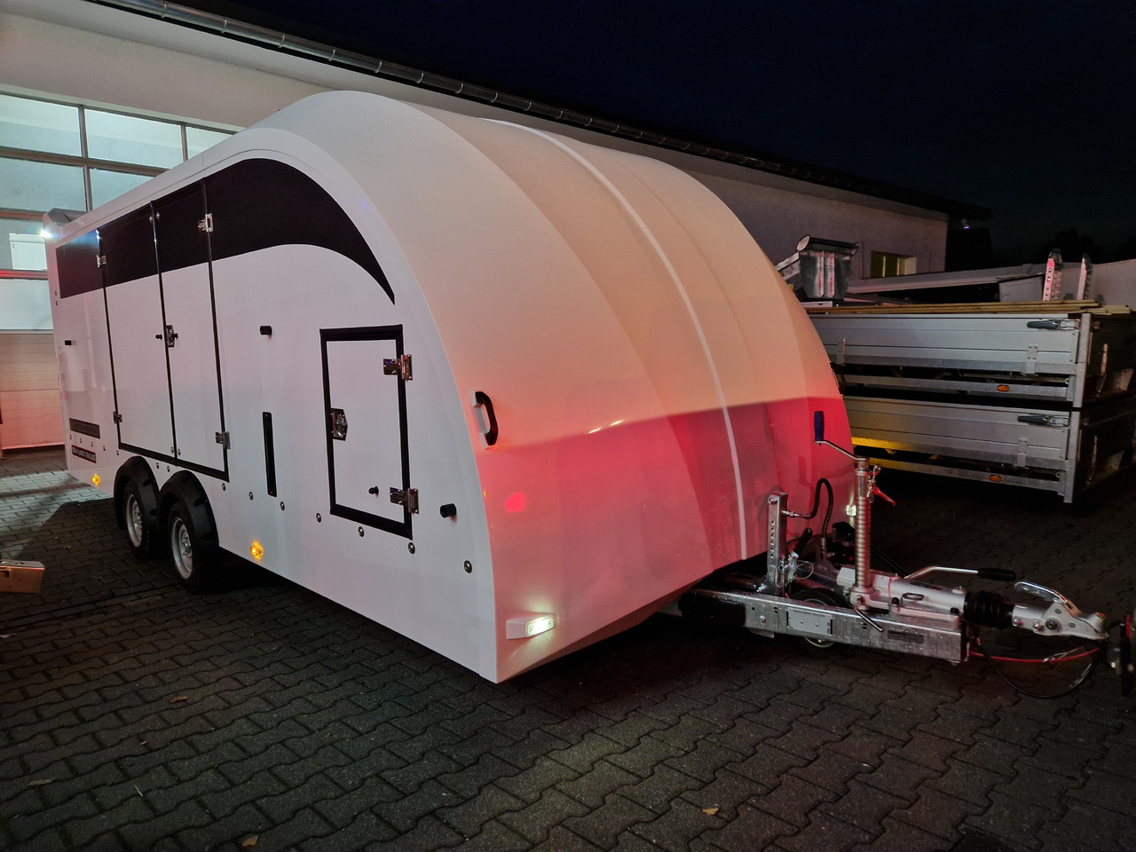 BJT Race Transporter 5 550x212x189cm weiß Lichtpaket Showlicht ASR 3500kg Januar Aktion - Prikolica s hrano: slika 4 BJT Race Transporter 5 550x212x189cm weiß Lichtpaket Showlicht ASR 3500kg Januar Aktion - Prikolica s hrano: slika 4