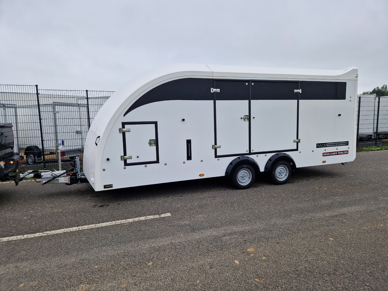 BJT Race Transporter 5 550x212x189cm weiß Lichtpaket Showlicht ASR 3500kg Januar Aktion - Prikolica s hrano: slika 3 BJT Race Transporter 5 550x212x189cm weiß Lichtpaket Showlicht ASR 3500kg Januar Aktion - Prikolica s hrano: slika 3