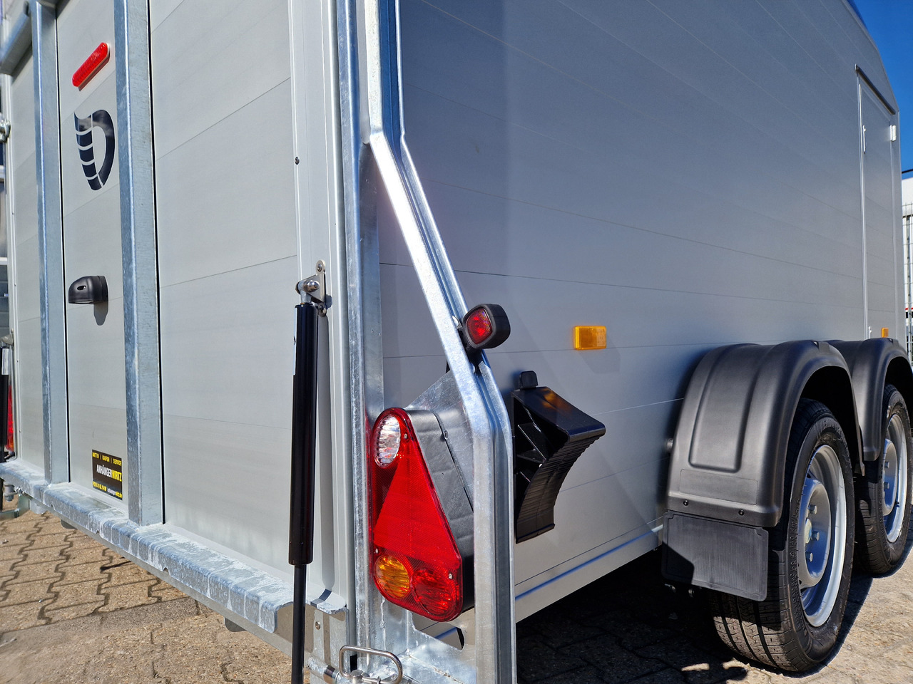 Cargo Roadster 700 plus 375x180x200cm Alu Poly kingblue Seitentür Pullman 2600kg 100km/H Aktion - Prikolica zabojnik: slika 5 Cargo Roadster 700 plus 375x180x200cm Alu Poly kingblue Seitentür Pullman 2600kg 100km/H Aktion - Prikolica zabojnik: slika 5