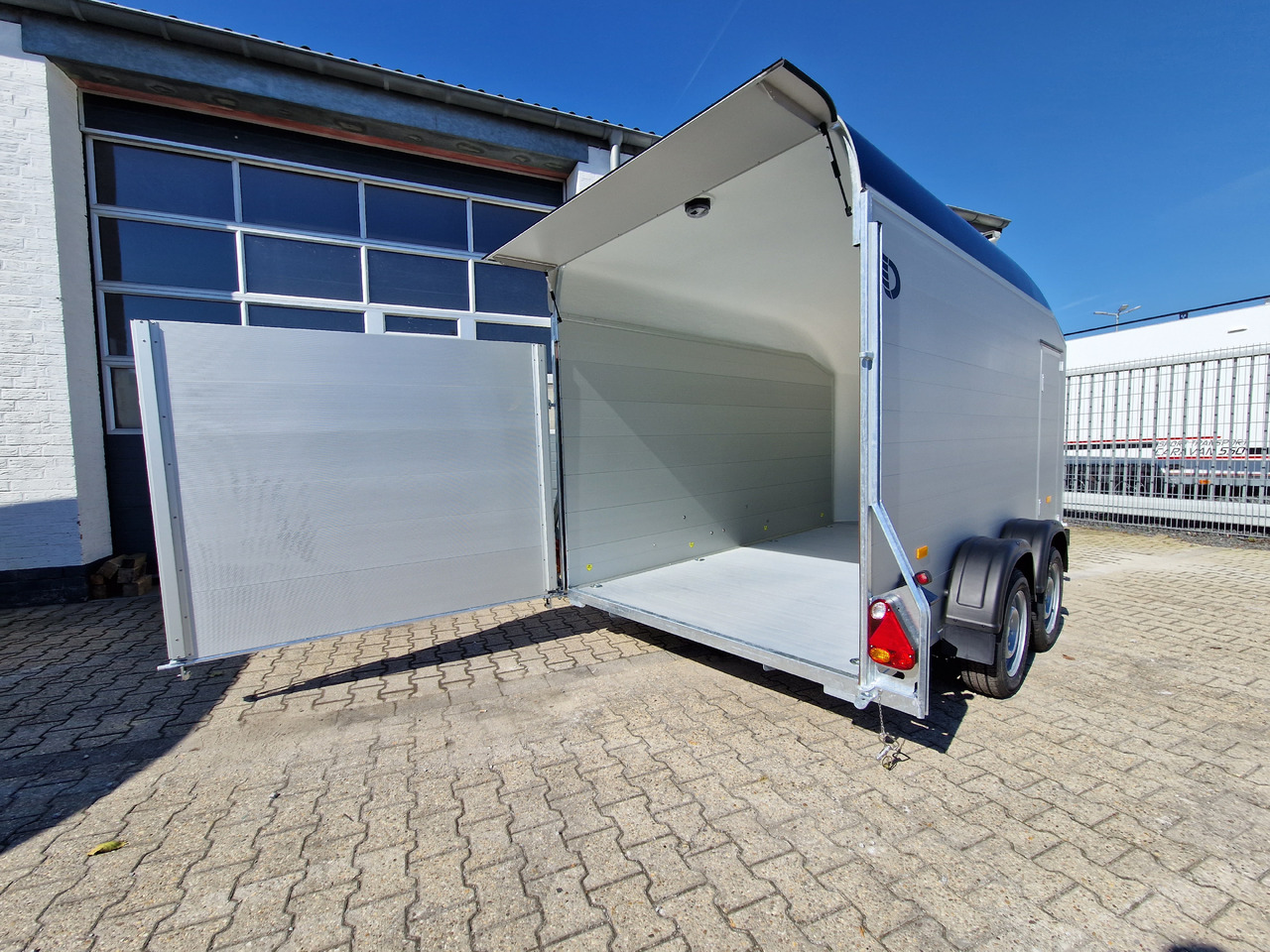 Cargo Roadster 700 plus 375x180x200cm Alu Poly kingblue Seitentür Pullman 2600kg 100km/H Aktion - Prikolica zabojnik: slika 4 Cargo Roadster 700 plus 375x180x200cm Alu Poly kingblue Seitentür Pullman 2600kg 100km/H Aktion - Prikolica zabojnik: slika 4
