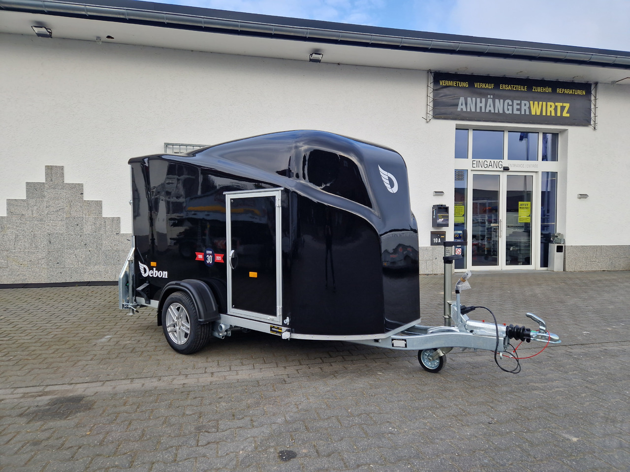 Debon Cargo 1300 300x152x168cm black Seitentür Alufelgen darkl Pullman II 100km/H 1300kg Modell 25 - Prikolica zabojnik: slika 1 Debon Cargo 1300 300x152x168cm black Seitentür Alufelgen darkl Pullman II 100km/H 1300kg Modell 25 - Prikolica zabojnik: slika 1