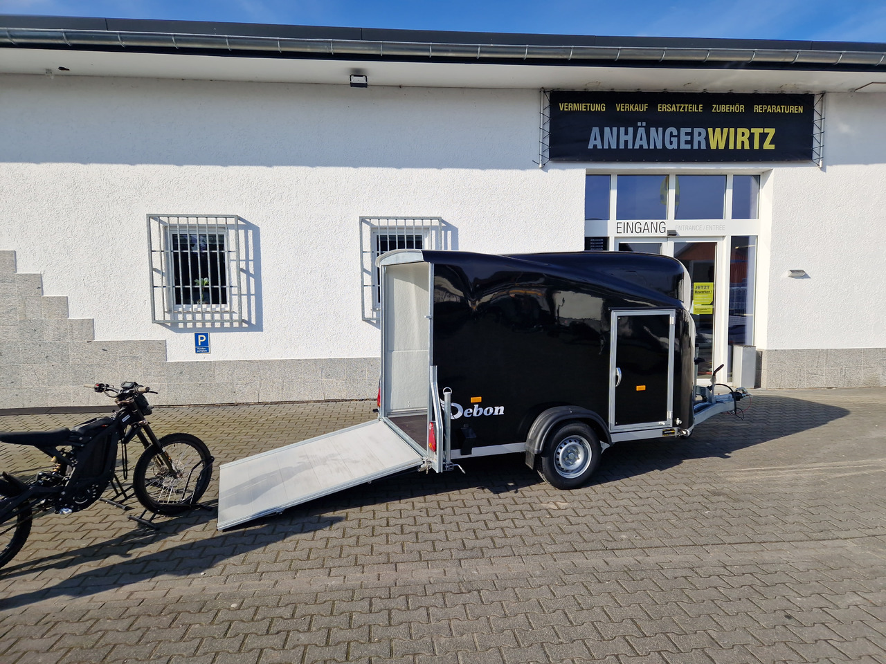 Debon Cargo 1300 300x152x168cm black Seitentür aerodynamik Pullman II 100km/H 1300kg Februar Aktion - Prikolica zabojnik: slika 3 Debon Cargo 1300 300x152x168cm black Seitentür aerodynamik Pullman II 100km/H 1300kg Februar Aktion - Prikolica zabojnik: slika 3