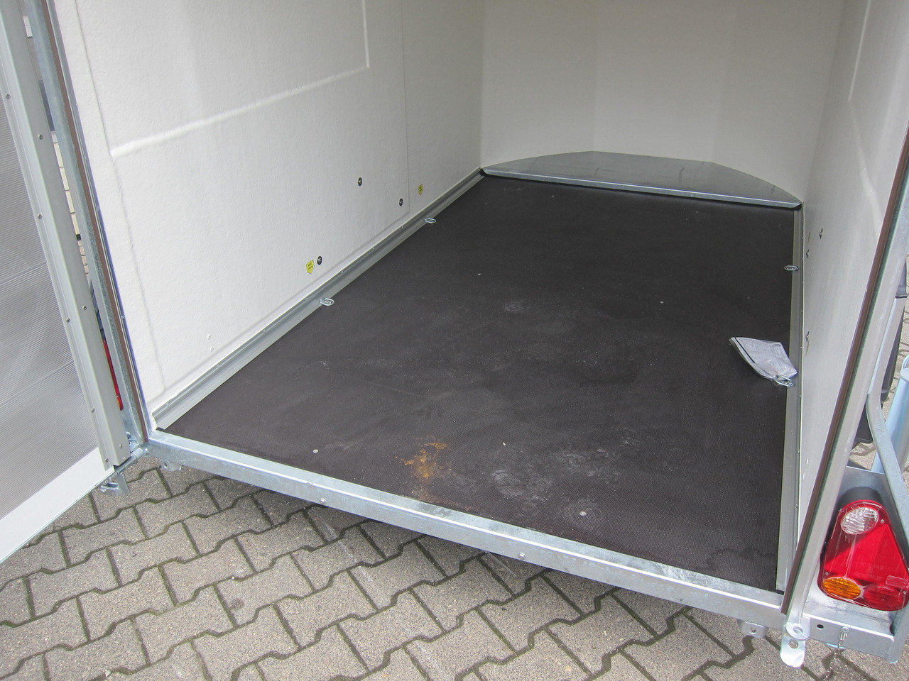 Debon Cargo 1300 300x152x168cm white Alufelgen darkline aerodynamik Pullman II 100km/H 1300kg - Prikolica zabojnik: slika 4 Debon Cargo 1300 300x152x168cm white Alufelgen darkline aerodynamik Pullman II 100km/H 1300kg - Prikolica zabojnik: slika 4