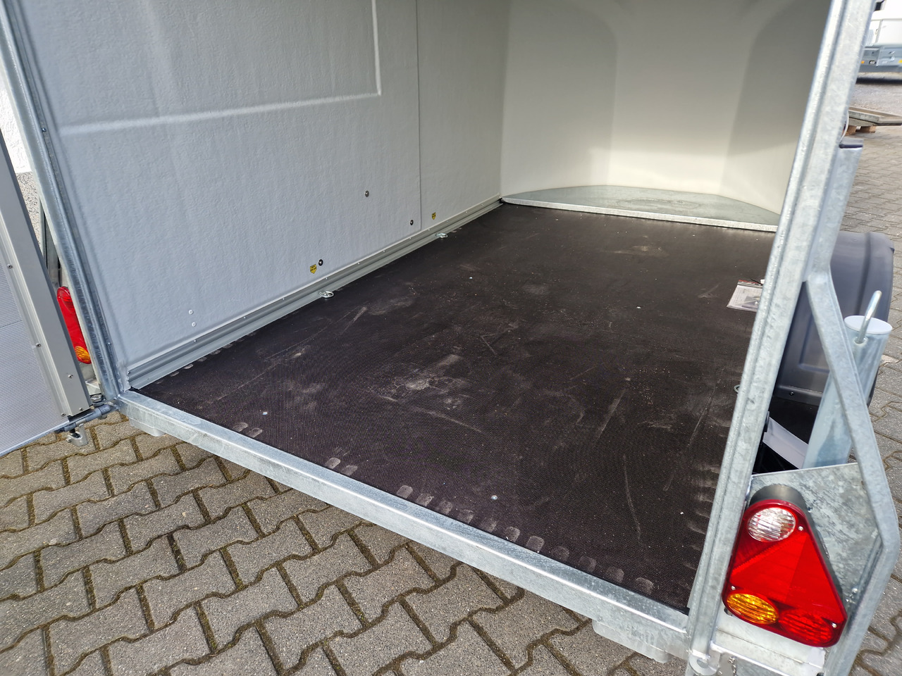 Prikolica zabojnik Debon Cargo 1300 300x152x168cm white Seitentür Pullman II 100km/H 1300kg Modell 2025: slika 8