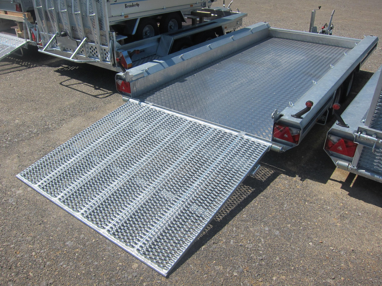 HULCO TERRAX Aluboden 394x180x27cm Heckrampe 150cm (XL) 3000kg - Prikolica za prevoz strojev: slika 3 HULCO TERRAX Aluboden 394x180x27cm Heckrampe 150cm (XL) 3000kg - Prikolica za prevoz strojev: slika 3