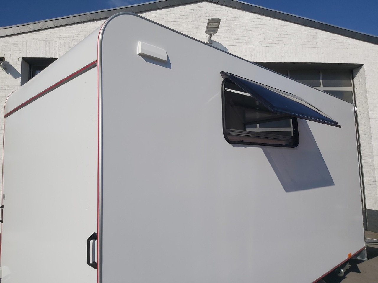 Hochlader Koffer TFSP 420T.01 420x200x210cm Heckrampe Seitentür 2 Fenster+ DL 230V IL 2700kg 100km/H - Prikolica zabojnik: slika 4 Hochlader Koffer TFSP 420T.01 420x200x210cm Heckrampe Seitentür 2 Fenster+ DL 230V IL 2700kg 100km/H - Prikolica zabojnik: slika 4