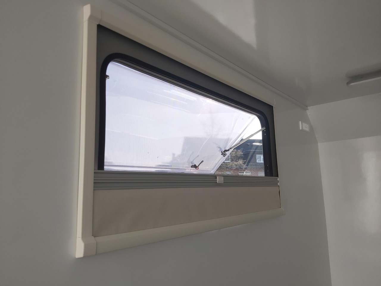 Hochlader Koffer TFSP 420T.01 420x200x210cm Heckrampe Seitentür 2 Fenster+ DL 230V IL 2700kg 100km/H - Prikolica zabojnik: slika 5 Hochlader Koffer TFSP 420T.01 420x200x210cm Heckrampe Seitentür 2 Fenster+ DL 230V IL 2700kg 100km/H - Prikolica zabojnik: slika 5