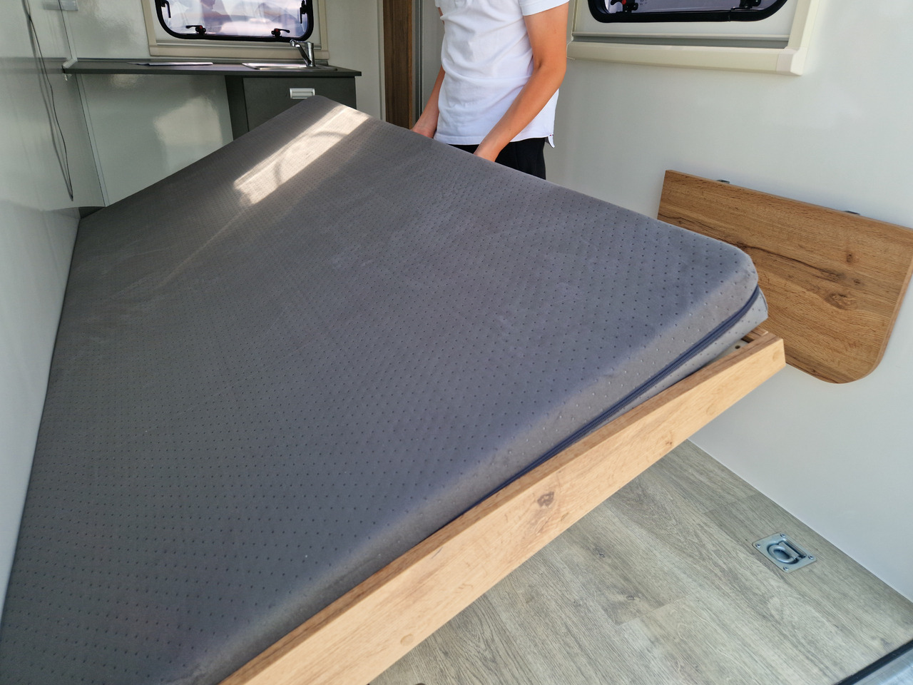 Počitniška prikolica Koffer Camp TFS ST 320.01 320x150x180cm Premium Rampe Seitentür Fenster Bett 1300kg 100km/H: slika 8