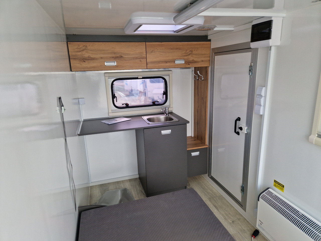 Počitniška prikolica Koffer Camp TFS ST 320.01 320x150x180cm Premium Rampe Seitentür Fenster Bett 1300kg 100km/H: slika 6
