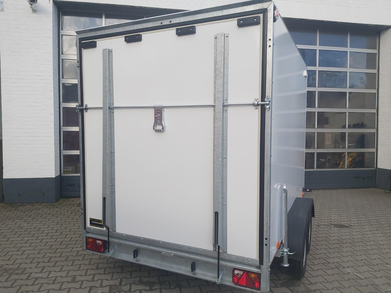 Koffer TFS 300T.01 2700 300x200x210cm aero Heckrampe Zurrsystem 100km/H 2700kg - Prikolica zabojnik: slika 5 Koffer TFS 300T.01 2700 300x200x210cm aero Heckrampe Zurrsystem 100km/H 2700kg - Prikolica zabojnik: slika 5