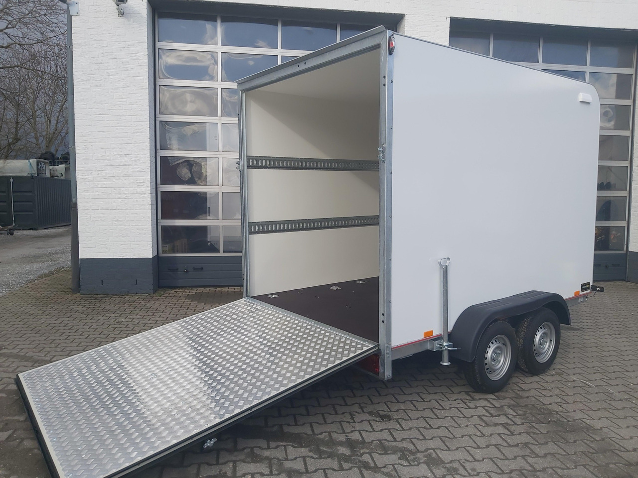 Koffer TFS 300T.01 2700 300x200x210cm aero Heckrampe Zurrsystem 100km/H 2700kg - Prikolica zabojnik: slika 1 Koffer TFS 300T.01 2700 300x200x210cm aero Heckrampe Zurrsystem 100km/H 2700kg - Prikolica zabojnik: slika 1