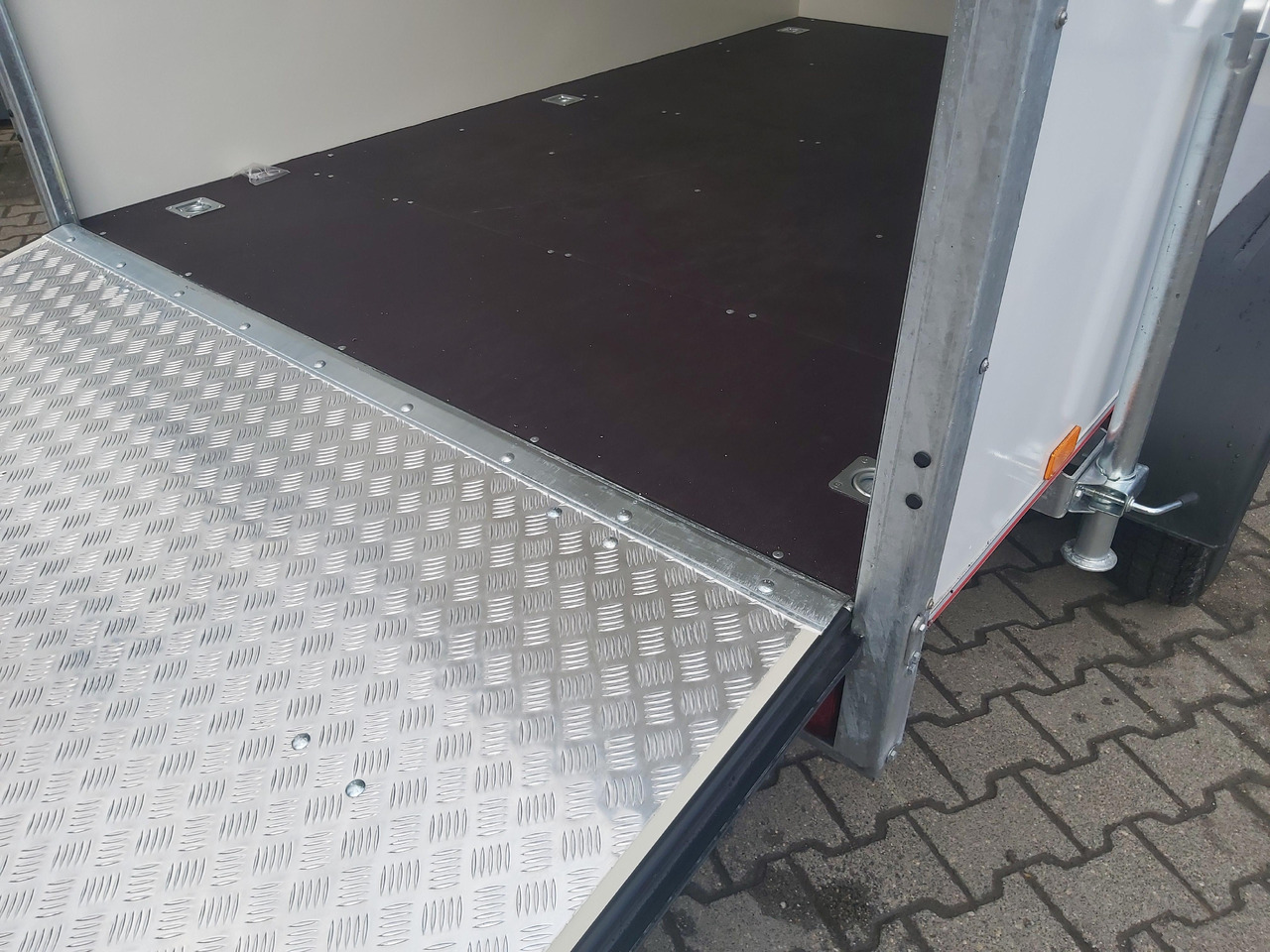 Koffer TFS 300T.01 2700 300x200x210cm aero Heckrampe Zurrsystem 100km/H 2700kg - Prikolica zabojnik: slika 3 Koffer TFS 300T.01 2700 300x200x210cm aero Heckrampe Zurrsystem 100km/H 2700kg - Prikolica zabojnik: slika 3