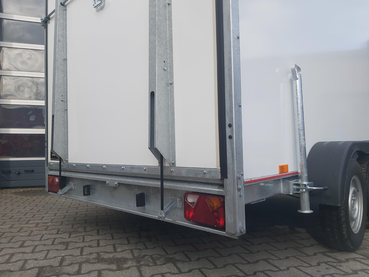 Koffer TFS 300T.01 2700 300x200x210cm aero Heckrampe Zurrsystem 100km/H 2700kg - Prikolica zabojnik: slika 4 Koffer TFS 300T.01 2700 300x200x210cm aero Heckrampe Zurrsystem 100km/H 2700kg - Prikolica zabojnik: slika 4