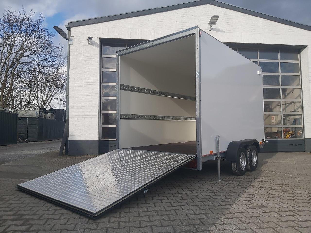 Koffer TFS 360T.01 2700 360x200x210cm aero Heckrampe Zurrsystem (L) 100km/h 2700kg - Prikolica zabojnik: slika 1 Koffer TFS 360T.01 2700 360x200x210cm aero Heckrampe Zurrsystem (L) 100km/h 2700kg - Prikolica zabojnik: slika 1