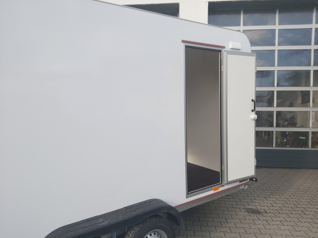 Koffer TFS 420T.01 2700 420x200x210cm aero Heckrampe Seitentür Licht (XL) 100km/H 2700kg Modell 2024 - Prikolica zabojnik: slika 4 Koffer TFS 420T.01 2700 420x200x210cm aero Heckrampe Seitentür Licht (XL) 100km/H 2700kg Modell 2024 - Prikolica zabojnik: slika 4