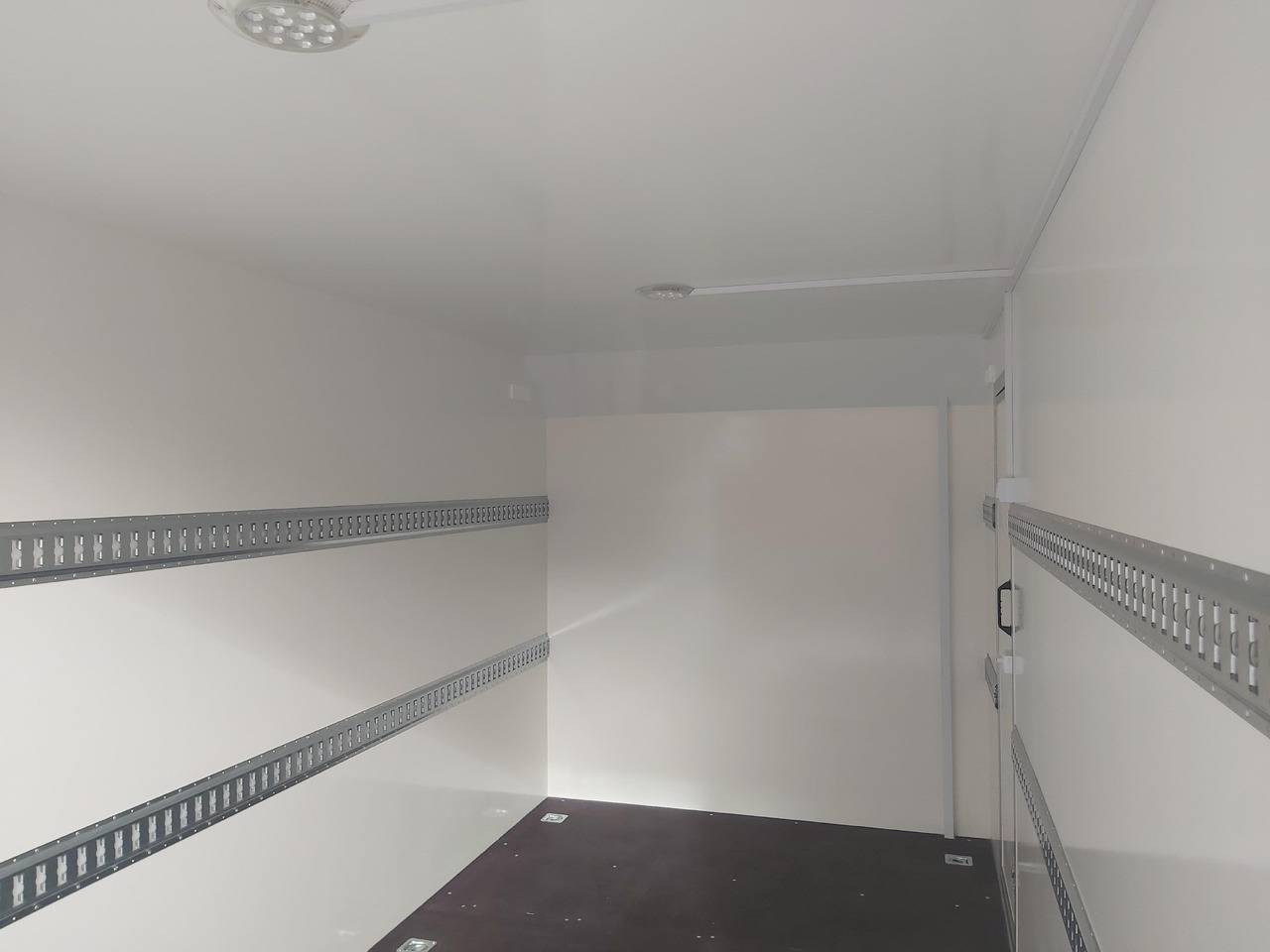 Koffer TFS 420T.01 2700 420x200x210cm aero Heckrampe Seitentür Licht (XL) 100km/H 2700kg Modell 2024 - Prikolica zabojnik: slika 5 Koffer TFS 420T.01 2700 420x200x210cm aero Heckrampe Seitentür Licht (XL) 100km/H 2700kg Modell 2024 - Prikolica zabojnik: slika 5