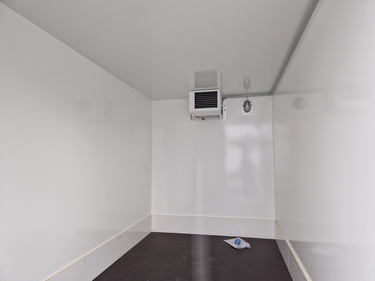 Kühlanhänger AZKF C 3535/180 343x178x200cm Cibin 230V Plus Kühlung 4 Stützen 3500kg - Prikolica hladilnik: slika 4 Kühlanhänger AZKF C 3535/180 343x178x200cm Cibin 230V Plus Kühlung 4 Stützen 3500kg - Prikolica hladilnik: slika 4