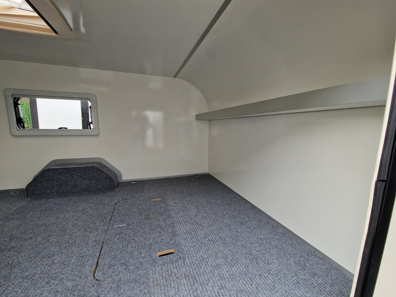 Mini Caravan Cargo Base Camp M+ wild 290cm Alufelgen 2 Fenster 100km/H 800kg - Počitniška prikolica: slika 3 Mini Caravan Cargo Base Camp M+ wild 290cm Alufelgen 2 Fenster 100km/H 800kg - Počitniška prikolica: slika 3