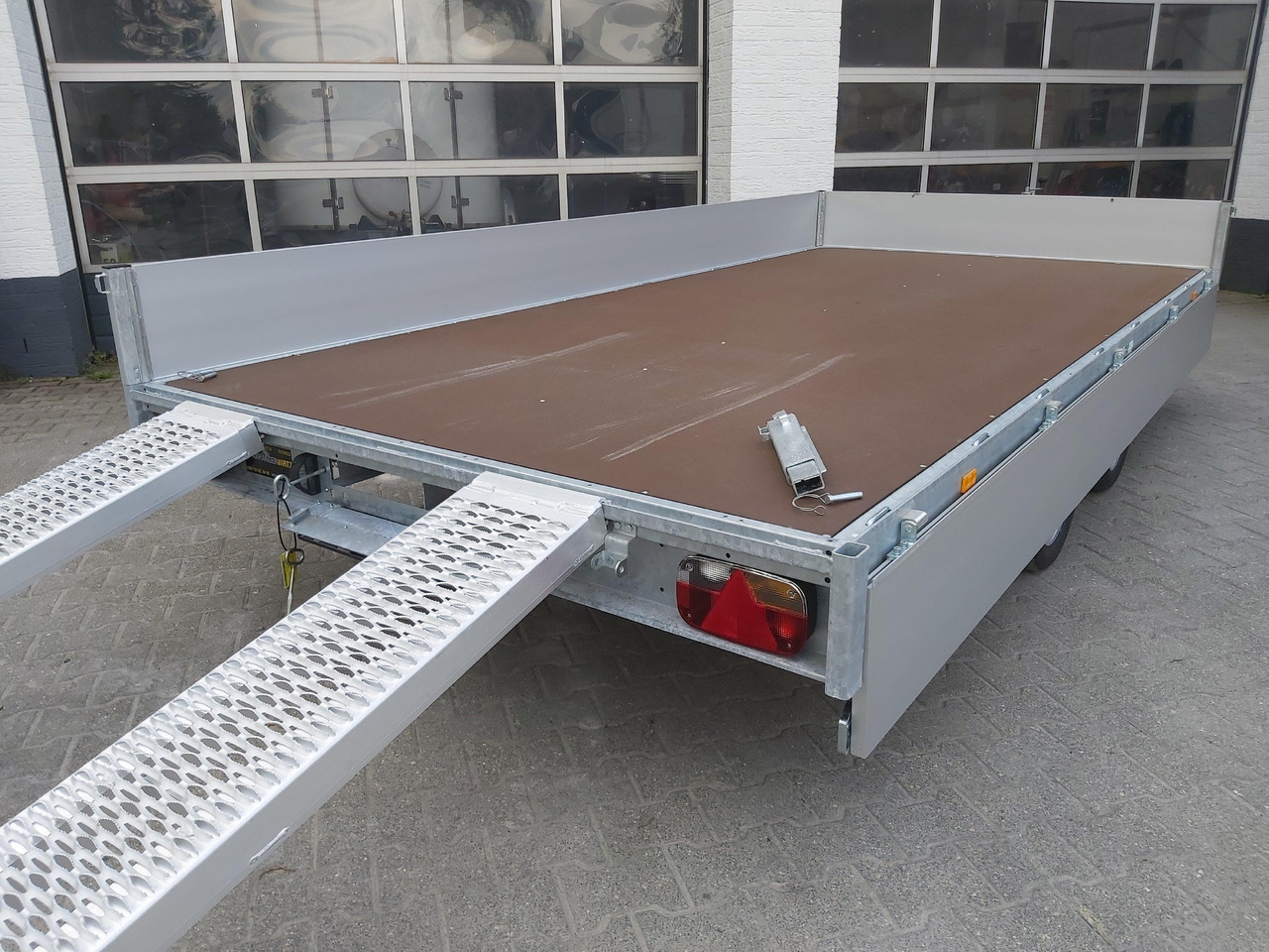 Multi Transporter 406x200x30cm Rampen Winde 13" niedrig Fahrwerk (XL) 3500kg Online Aktion - Prikolica za prevoz strojev: slika 4 Multi Transporter 406x200x30cm Rampen Winde 13" niedrig Fahrwerk (XL) 3500kg Online Aktion - Prikolica za prevoz strojev: slika 4