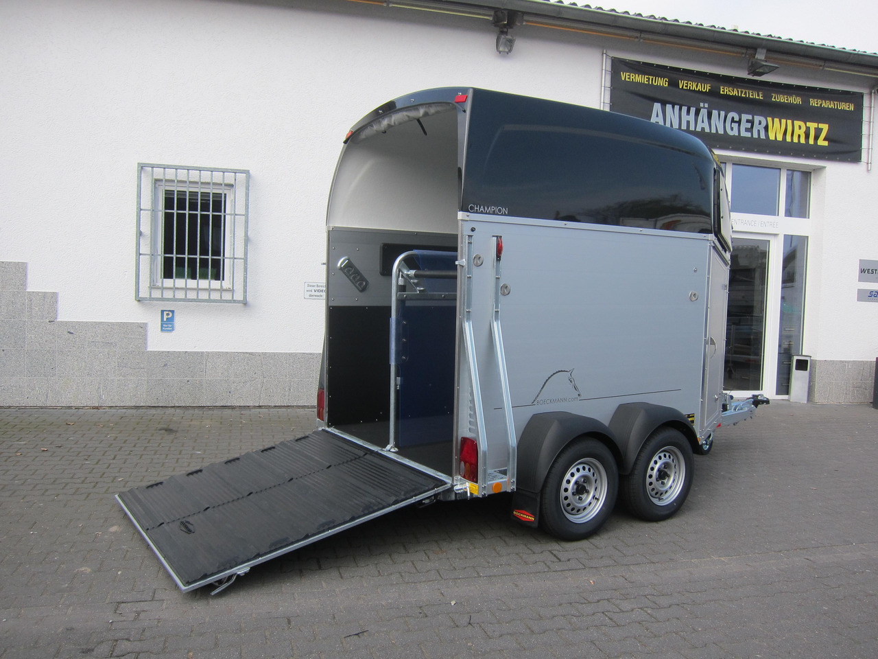 Pferdeanhänger Böckmann Champion C 2400kg Heckflügeltür blackline CFF+ 100 km/H 2400kg Abverkauf - Prikolica za konje: slika 2 Pferdeanhänger Böckmann Champion C 2400kg Heckflügeltür blackline CFF+ 100 km/H 2400kg Abverkauf - Prikolica za konje: slika 2