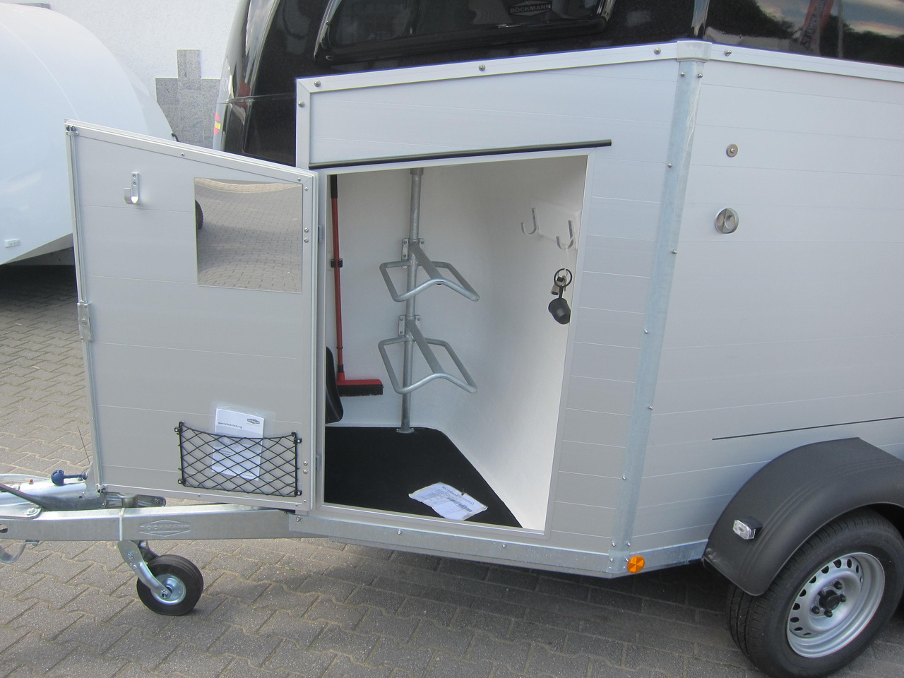 Pferdeanhänger Böckmann Champion R 165 Western Sattelkammer blackline 2400kg CFF 100 km/H Modell 22 - Prikolica za konje: slika 4 Pferdeanhänger Böckmann Champion R 165 Western Sattelkammer blackline 2400kg CFF 100 km/H Modell 22 - Prikolica za konje: slika 4