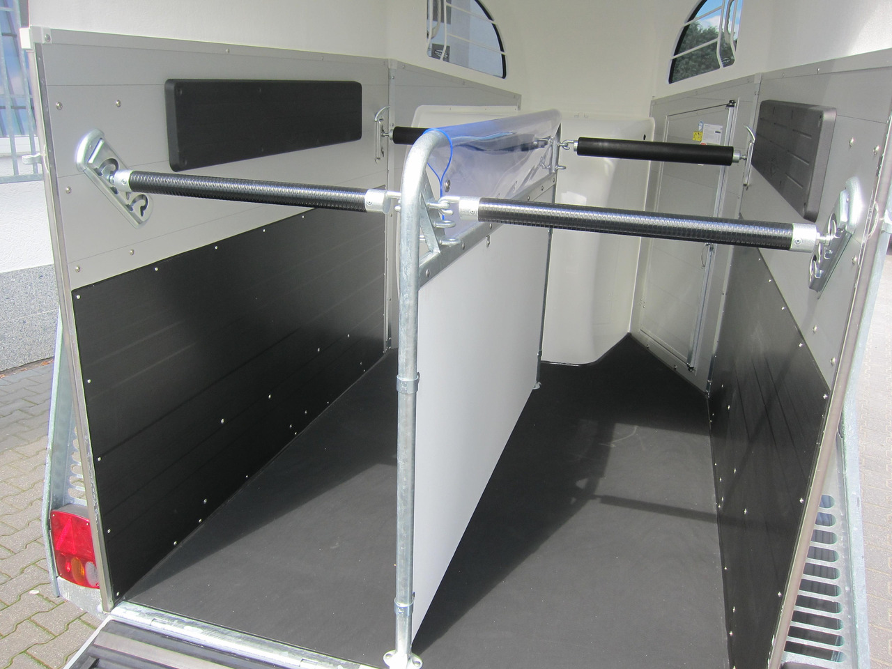 Pferdeanhänger Böckmann Champion R 165 Western Sattelkammer blackline 2400kg CFF 100 km/H Modell 22 - Prikolica za konje: slika 5 Pferdeanhänger Böckmann Champion R 165 Western Sattelkammer blackline 2400kg CFF 100 km/H Modell 22 - Prikolica za konje: slika 5