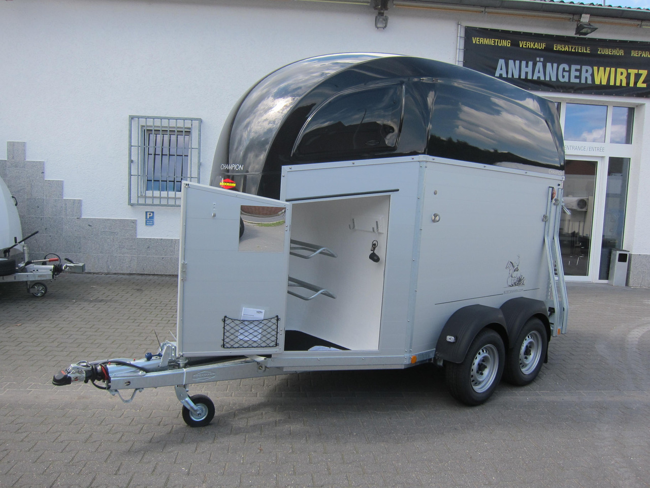 Pferdeanhänger Böckmann Champion R 165 Western Sattelkammer blackline 2400kg CFF 100 km/H Modell 22 - Prikolica za konje: slika 2 Pferdeanhänger Böckmann Champion R 165 Western Sattelkammer blackline 2400kg CFF 100 km/H Modell 22 - Prikolica za konje: slika 2