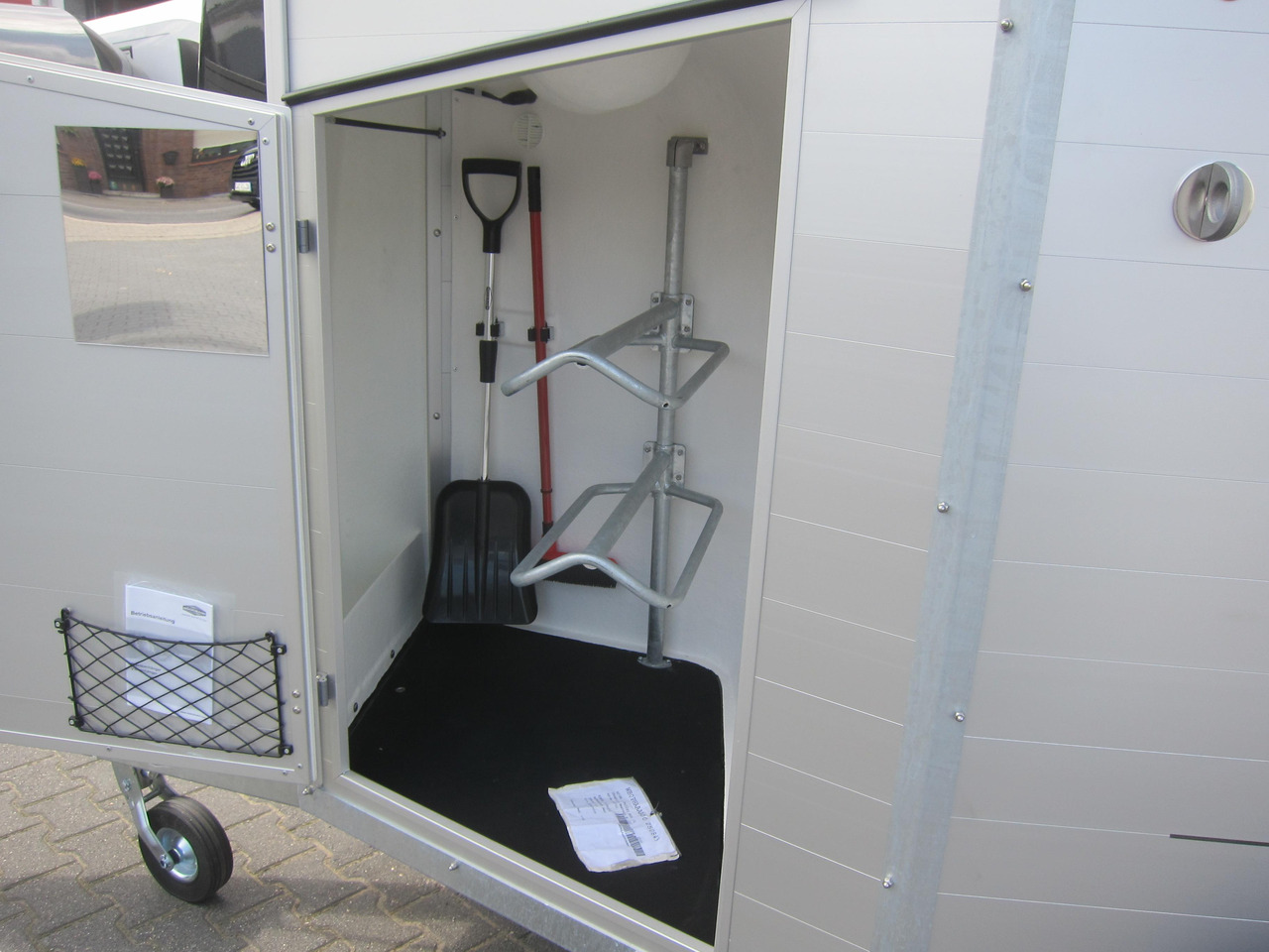 Pferdeanhänger Böckmann Champion R 165 Western Sattelkammer blackline 2400kg CFF 100 km/H Modell 22 - Prikolica za konje: slika 3 Pferdeanhänger Böckmann Champion R 165 Western Sattelkammer blackline 2400kg CFF 100 km/H Modell 22 - Prikolica za konje: slika 3