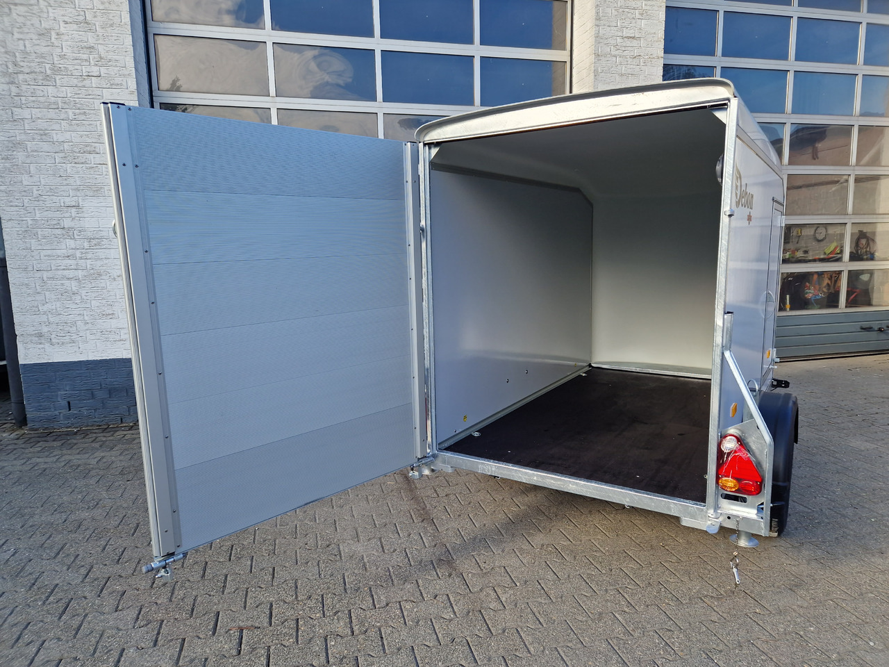 Roadster Sport C255 252x125x154cm aero Sandwich Poly weiß Seitentür Rampekombi (S) 1300kg - Prikolica zabojnik: slika 4 Roadster Sport C255 252x125x154cm aero Sandwich Poly weiß Seitentür Rampekombi (S) 1300kg - Prikolica zabojnik: slika 4