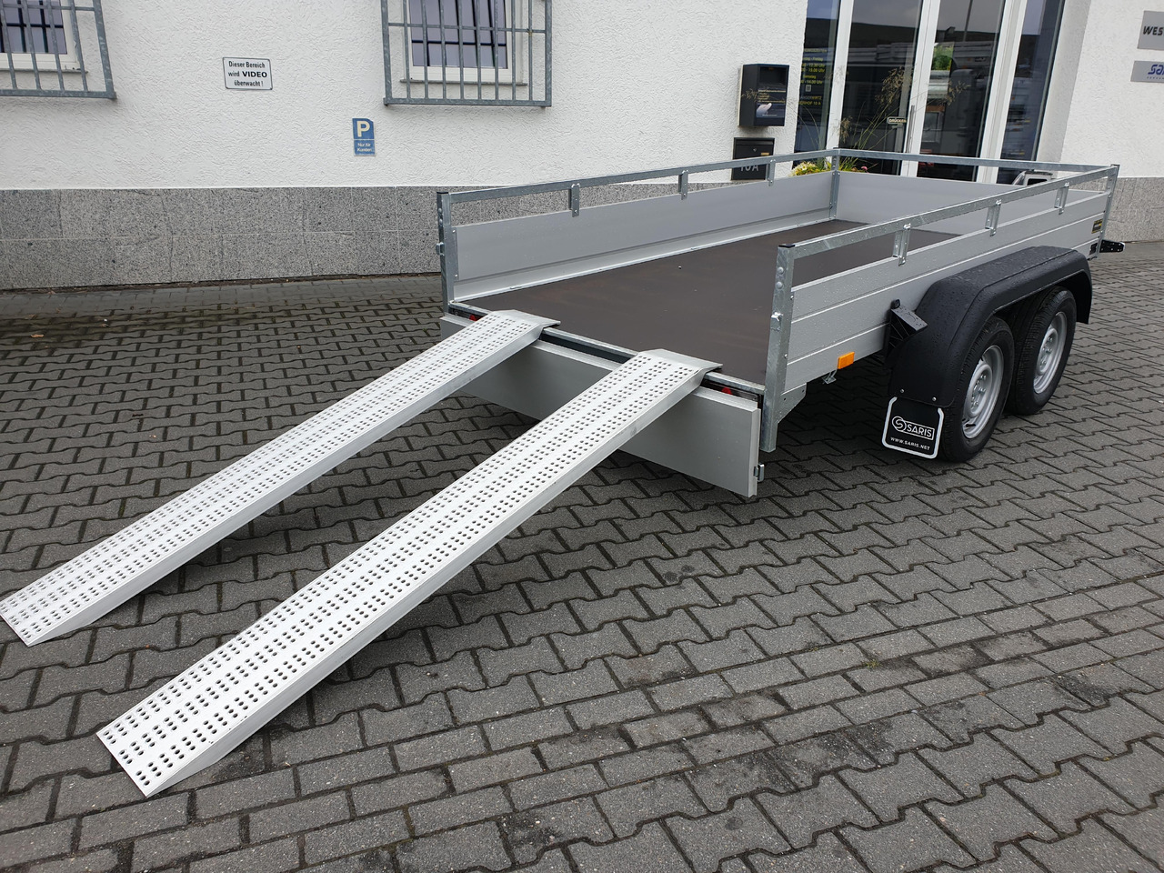 Saris Anhänger FW2000 McAlu Pro MP 305x155x45cm Auffahrrampen (M) 2000kg Winter Aktion - Plato/ Tovorna prikolica: slika 1 Saris Anhänger FW2000 McAlu Pro MP 305x155x45cm Auffahrrampen (M) 2000kg Winter Aktion - Plato/ Tovorna prikolica: slika 1