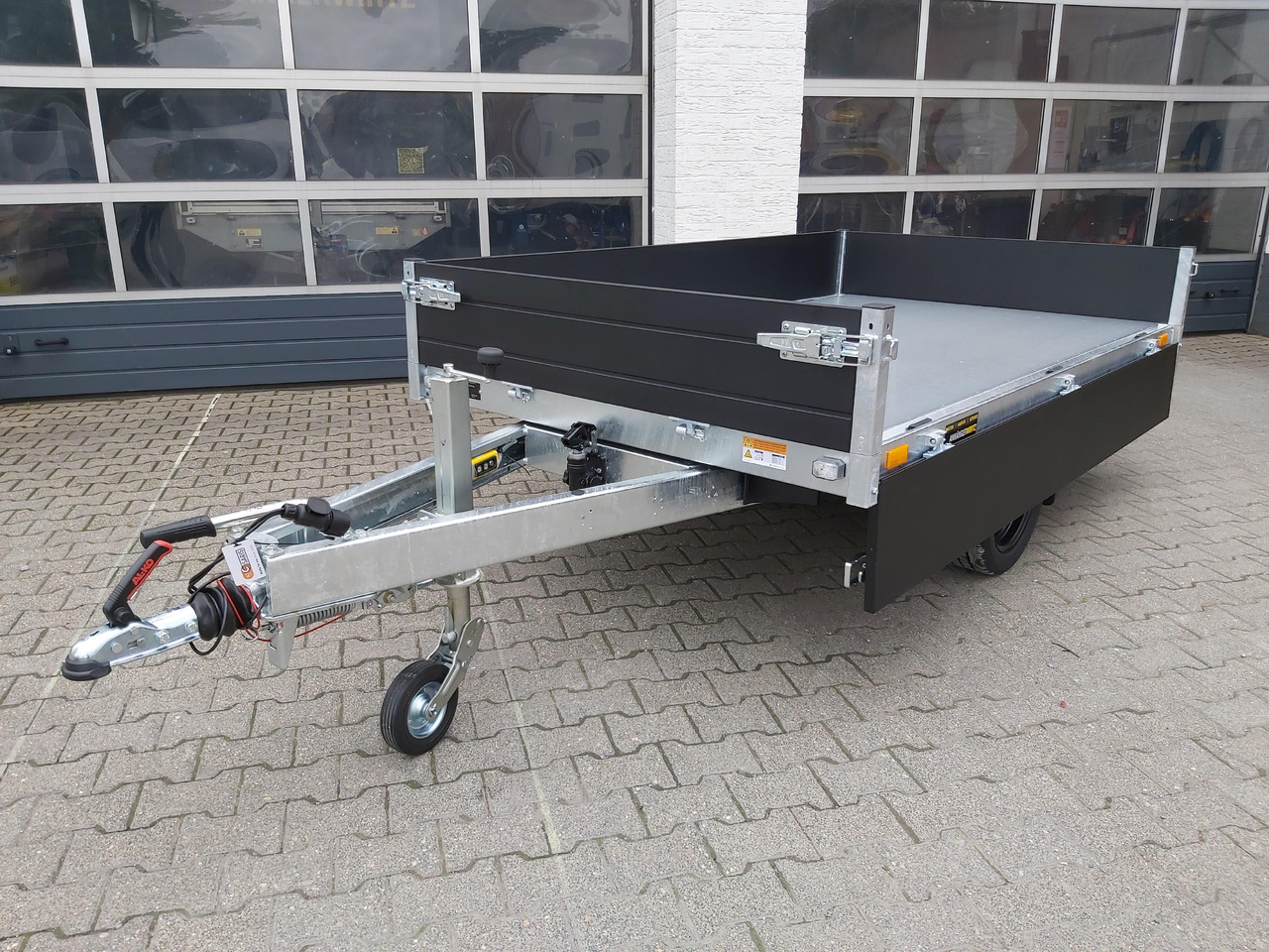 Saris Kipper K1 256 150 1500 1 E 256x150x30cm black Edition Elektro & Notpumpe 13" (S) 1500kg - Kiper prikolica: slika 5 Saris Kipper K1 256 150 1500 1 E 256x150x30cm black Edition Elektro & Notpumpe 13" (S) 1500kg - Kiper prikolica: slika 5