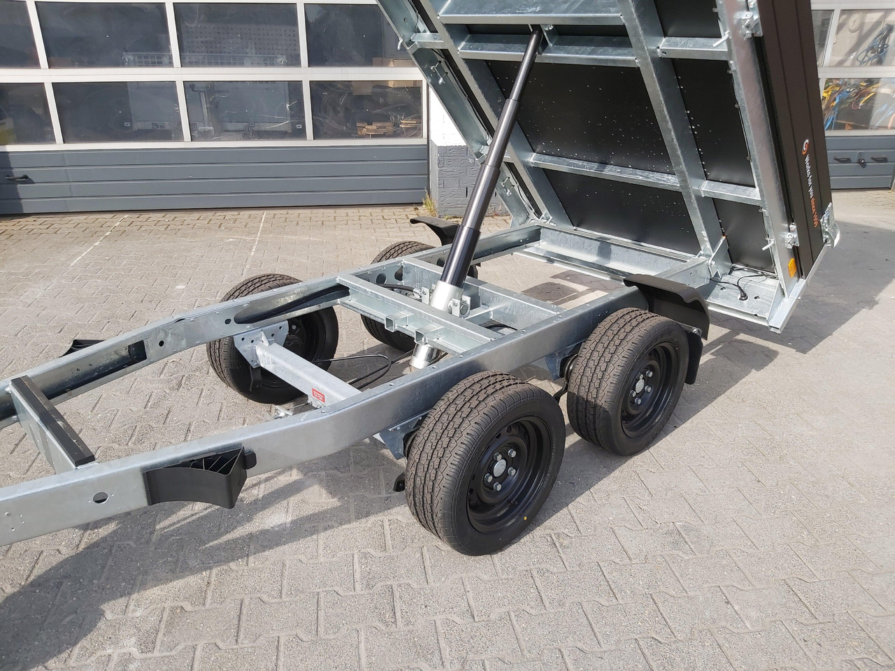 Saris Kipper K1 276 150 2000 2 276x150x30cm black Edition Handpumpe 13" (S) 2000kg Aktion - Kiper prikolica: slika 2 Saris Kipper K1 276 150 2000 2 276x150x30cm black Edition Handpumpe 13" (S) 2000kg Aktion - Kiper prikolica: slika 2