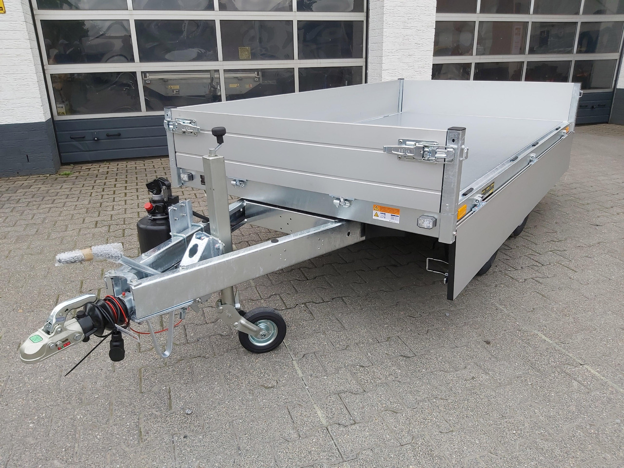 Saris Kipper K1 276 150 2000 2 276x150x30cm silver Handpumpe 13" (S) 2000kg - Kiper prikolica: slika 5 Saris Kipper K1 276 150 2000 2 276x150x30cm silver Handpumpe 13" (S) 2000kg - Kiper prikolica: slika 5