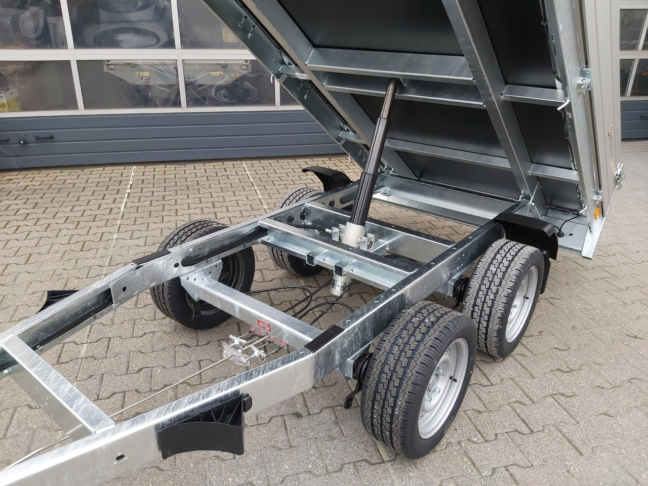 Saris Kipper K1 276 150 2000 2 276x150x30cm silver Handpumpe 13" (S) 2000kg - Kiper prikolica: slika 2 Saris Kipper K1 276 150 2000 2 276x150x30cm silver Handpumpe 13" (S) 2000kg - Kiper prikolica: slika 2
