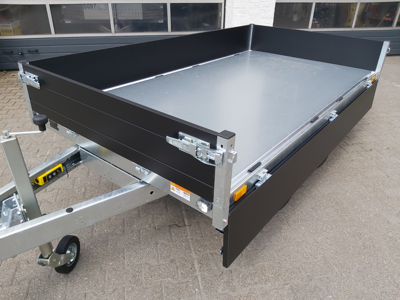 Saris Kipper K1 276 150 2000 2 E 276x150x30cm Elektro black Edition 13" 2000kg - Kiper prikolica: slika 2 Saris Kipper K1 276 150 2000 2 E 276x150x30cm Elektro black Edition 13" 2000kg - Kiper prikolica: slika 2