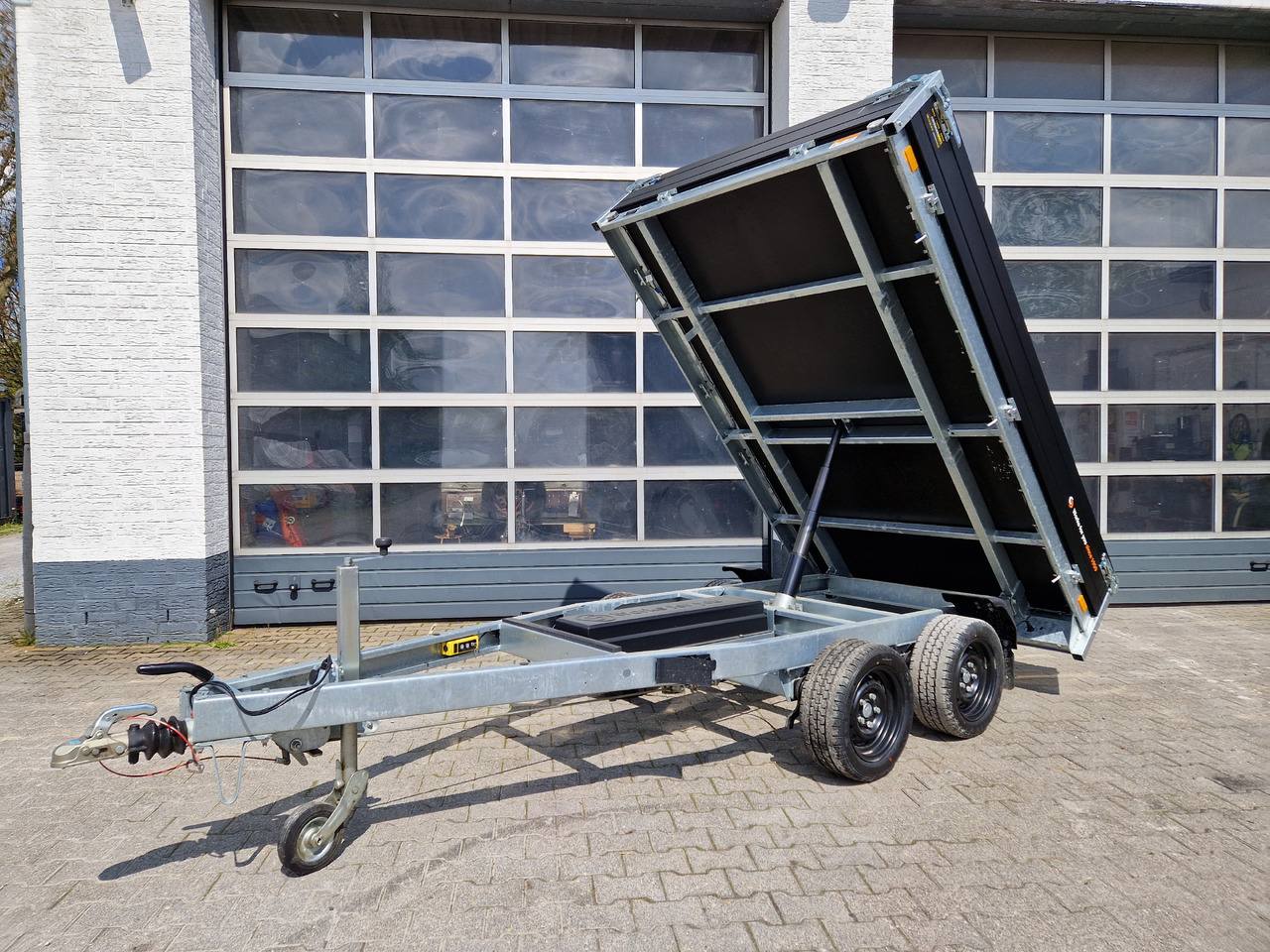Saris Kipper K1 276 170 2700 2 E 276x170x30cm Elektro black Edition 13" 2700kg Januar Aktion - Kiper prikolica: slika 1 Saris Kipper K1 276 170 2700 2 E 276x170x30cm Elektro black Edition 13" 2700kg Januar Aktion - Kiper prikolica: slika 1