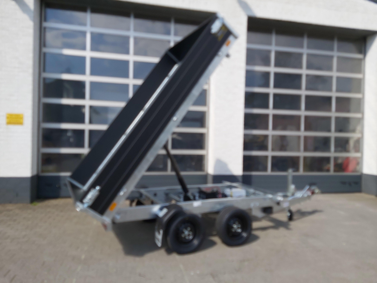 Saris Kipper K3 276 170 2700 2 E 276x170x30cm black Edition Elektro 13" (S) 2700kg Januar Aktion - Kiper prikolica: slika 5 Saris Kipper K3 276 170 2700 2 E 276x170x30cm black Edition Elektro 13" (S) 2700kg Januar Aktion - Kiper prikolica: slika 5