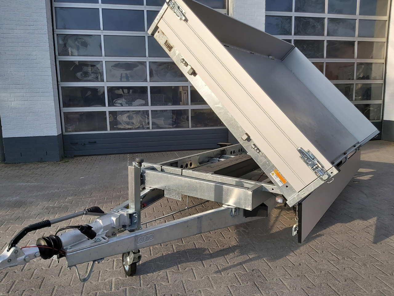 Saris Kipper K3 306 184 3500 2 E 306x184x30cm 3500kg silver Elektro NHP Stützen 13" 3500kg used - Kiper prikolica: slika 1 Saris Kipper K3 306 184 3500 2 E 306x184x30cm 3500kg silver Elektro NHP Stützen 13" 3500kg used - Kiper prikolica: slika 1