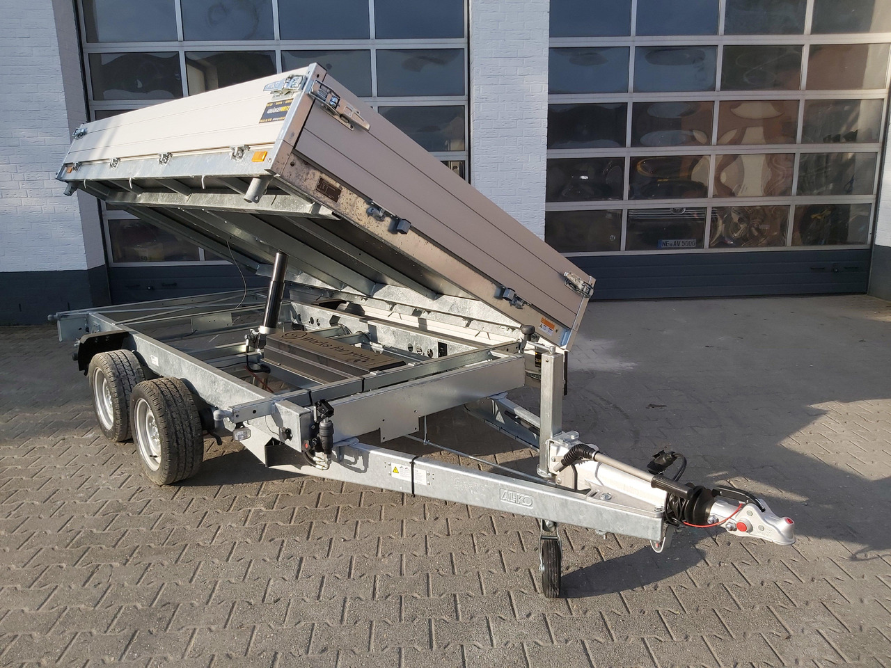 Saris Kipper K3 306 184 3500 2 E 306x184x30cm 3500kg silver Elektro NHP Stützen 13" 3500kg used - Kiper prikolica: slika 4 Saris Kipper K3 306 184 3500 2 E 306x184x30cm 3500kg silver Elektro NHP Stützen 13" 3500kg used - Kiper prikolica: slika 4