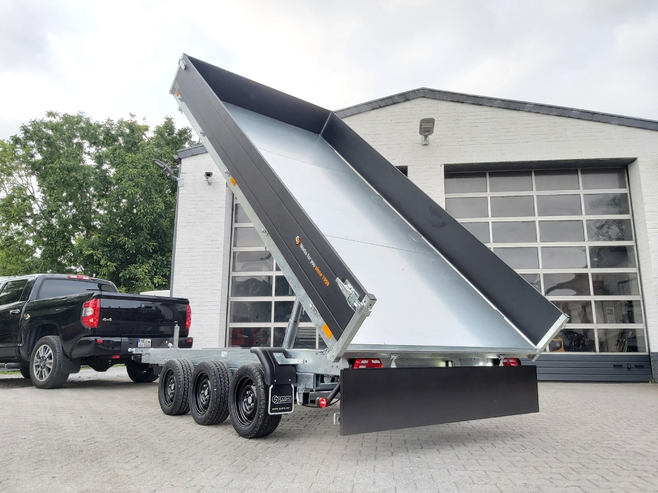 Saris Kipper K3 406 204 3500 3 E 406x204x35cm black Schacht LED Licht Blattfeder Tridem 3500kg 100km - Kiper prikolica: slika 1 Saris Kipper K3 406 204 3500 3 E 406x204x35cm black Schacht LED Licht Blattfeder Tridem 3500kg 100km - Kiper prikolica: slika 1