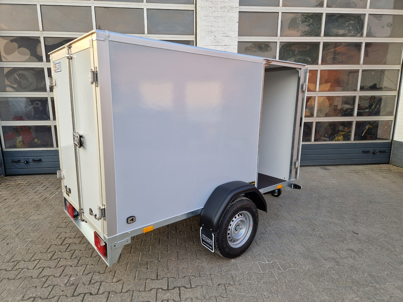 Saris Koffer GO 256 134 1350 1 GFK grau Seitentür (S) 1300kg Modell 2024 - Prikolica zabojnik: slika 2 Saris Koffer GO 256 134 1350 1 GFK grau Seitentür (S) 1300kg Modell 2024 - Prikolica zabojnik: slika 2
