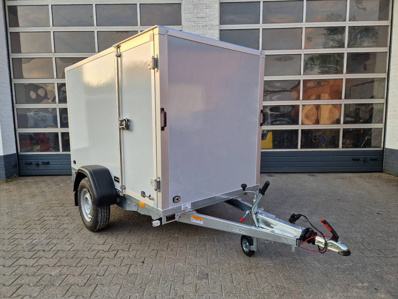 Saris Koffer GO 256 134 1350 1 GFK grau Seitentür (S) 1300kg Modell 2024 - Prikolica zabojnik: slika 4 Saris Koffer GO 256 134 1350 1 GFK grau Seitentür (S) 1300kg Modell 2024 - Prikolica zabojnik: slika 4