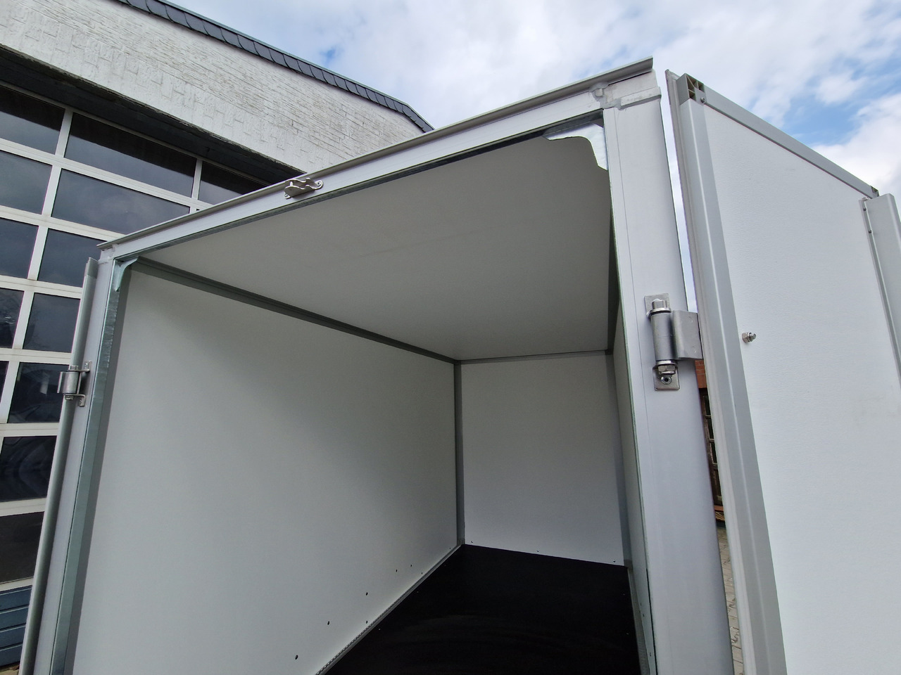 Prikolica zabojnik Saris Koffer GO 306 154 180 2000 2 306x154x180cm GFK grau (M) 2000kg Modell 2023: slika 12