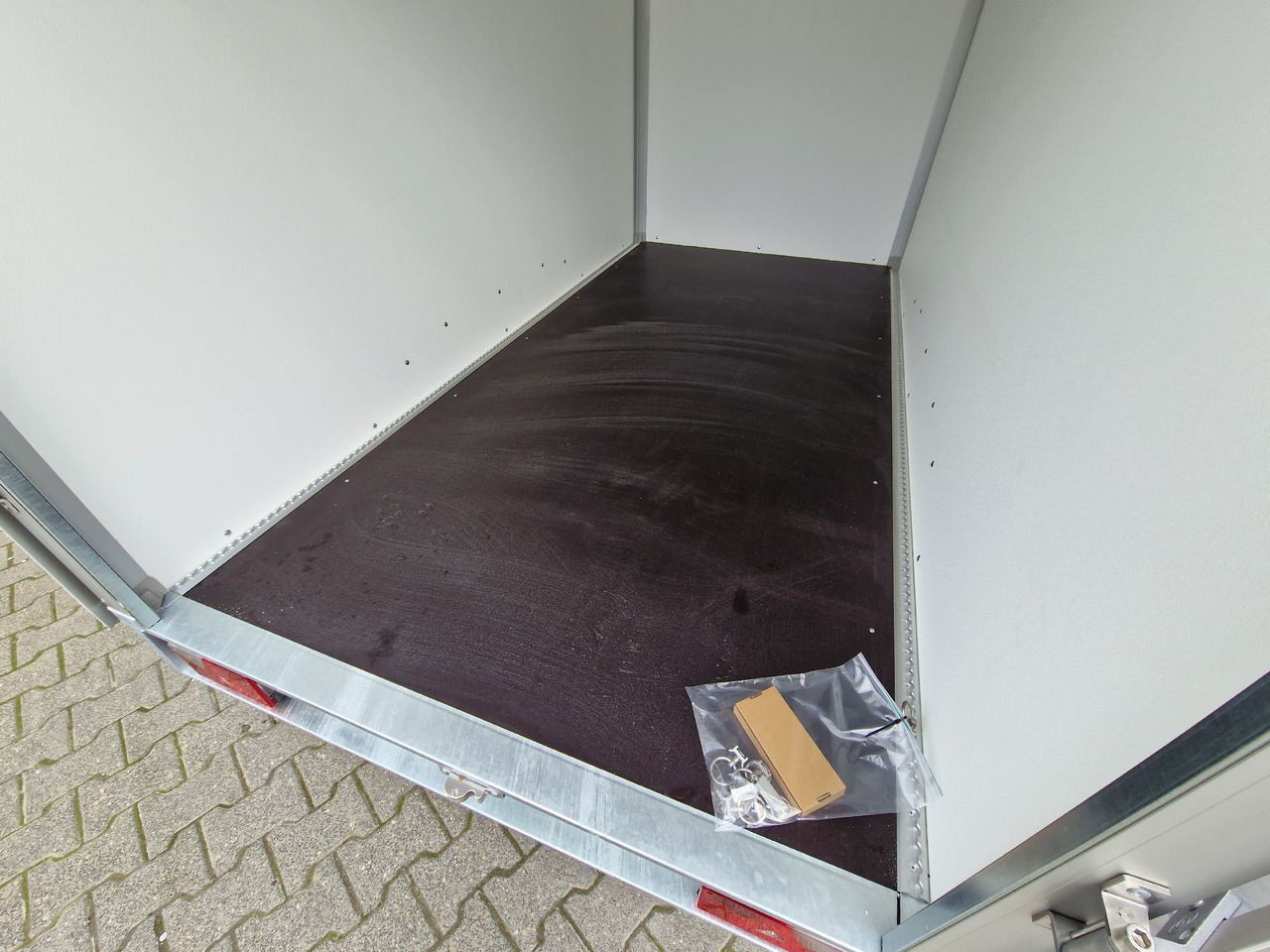 Prikolica zabojnik Saris Koffer GO 306 154 180 2000 2 306x154x180cm GFK grau (M) 2000kg Modell 2023: slika 19