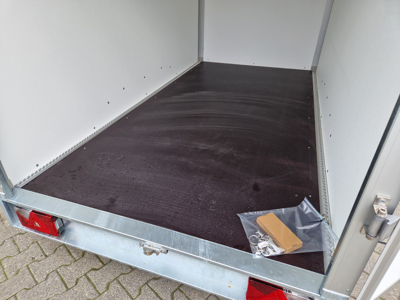 Prikolica zabojnik Saris Koffer GO 306 154 180 2000 2 306x154x180cm GFK grau (M) 2000kg Modell 2023: slika 21