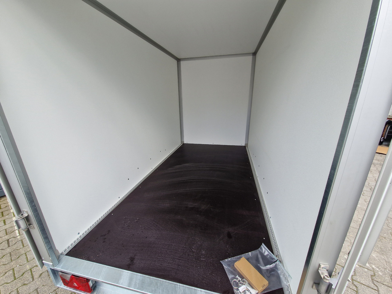 Prikolica zabojnik Saris Koffer GO 306 154 180 2000 2 306x154x180cm GFK grau (M) 2000kg Modell 2023: slika 18